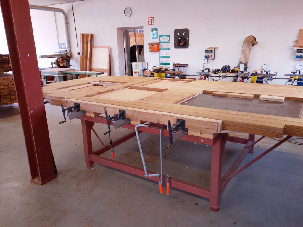 Verleimstation in der Werkstatt