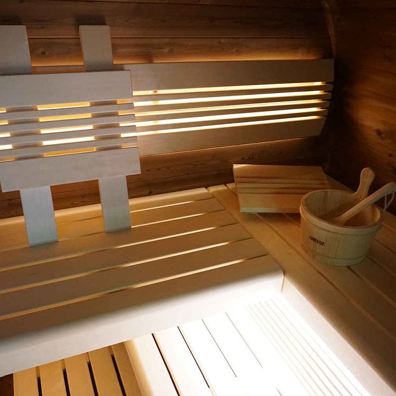 Serienmäßige Espe/Abachi-Einrichtung im Innenraum der Oval Sauna Premium