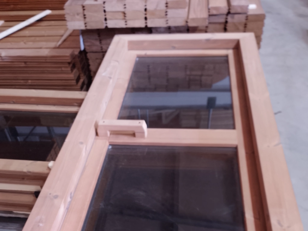 Fenster aus Thermoholz vor der Montage