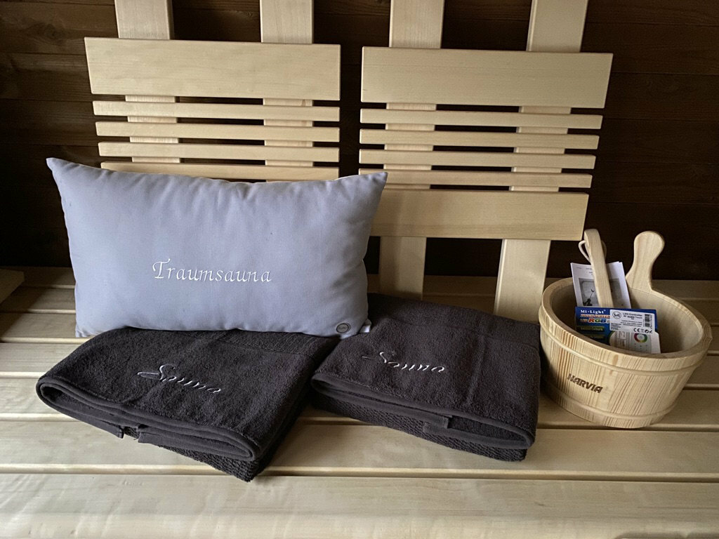 Sauna-Zubehör mit Rückenlehnen, Kissen, Handtüchern und Aufgusskübel