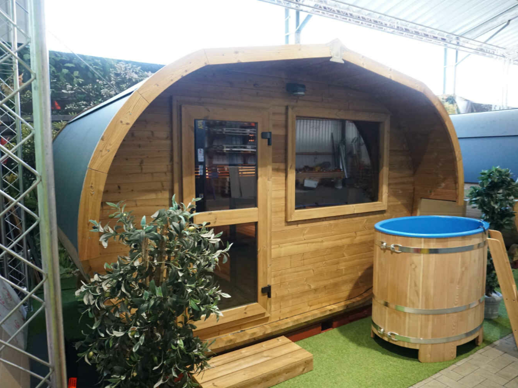 Oval-Sauna mit Tauchbecken in der Ausstellungshalle