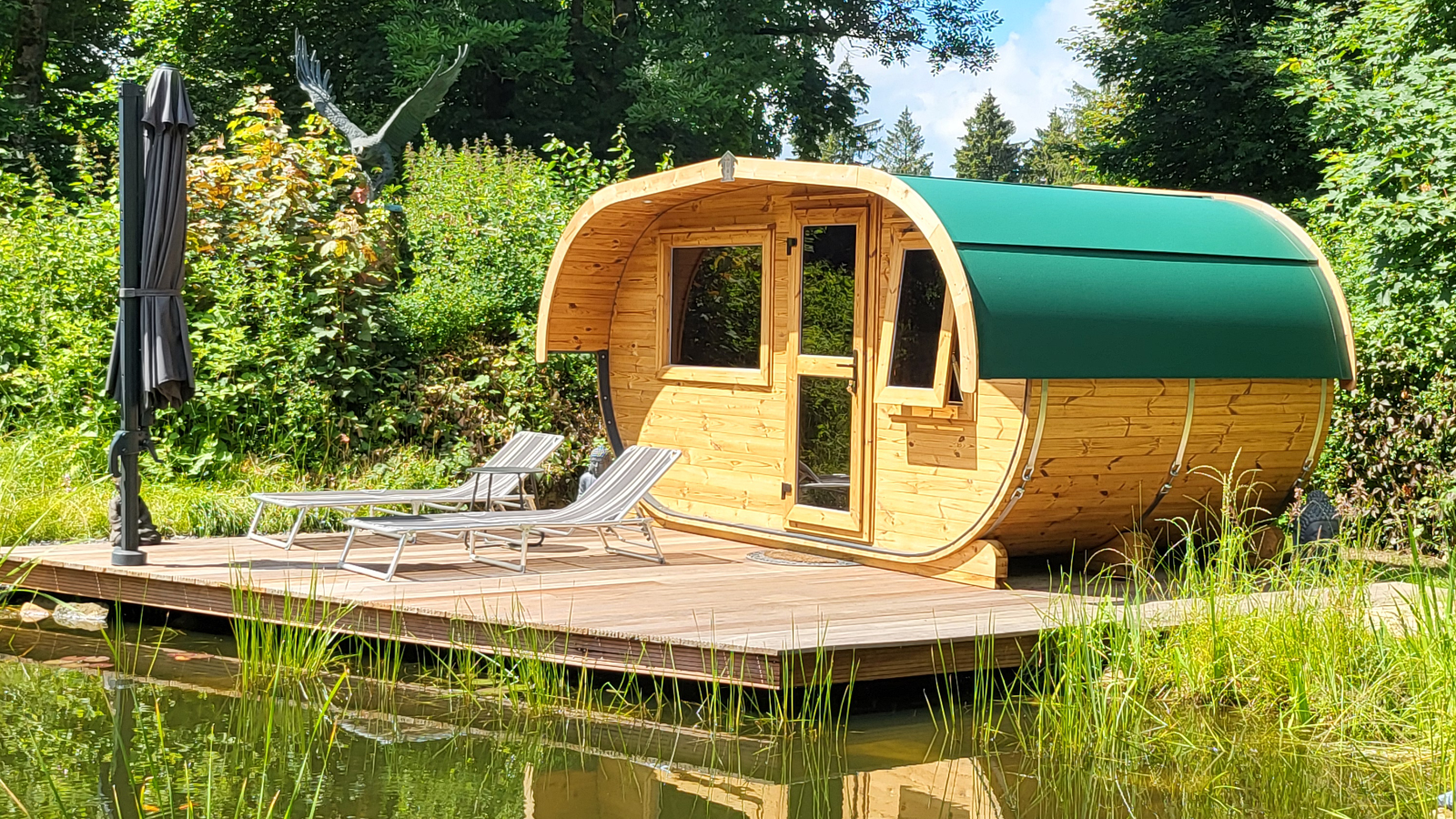 Oval Sauna Premium am Teich in sommerlicher Umgebung