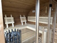Premium Ovalsauna aus 45mm Thermofichte mit Runddach - Aus Ausstellung (incl. Ofen)